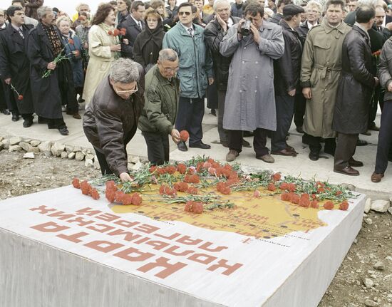 RESIDENTS MONUMENT FLOWERS 