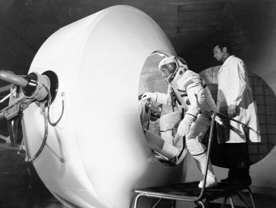 COSMONAUTS TRAINING CENTRIFUGE