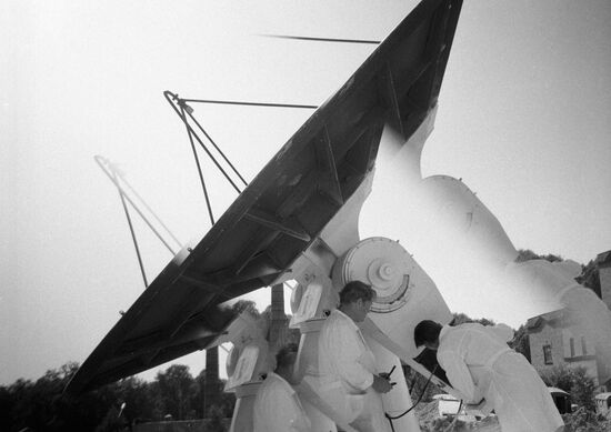 SCIENTISTS RADIO ANTENNAE