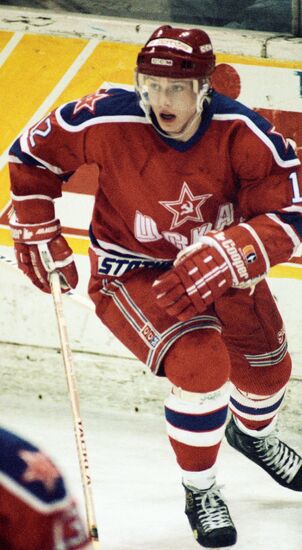 PAVEL BURE WINGER ICE-HOCKEY MATCH