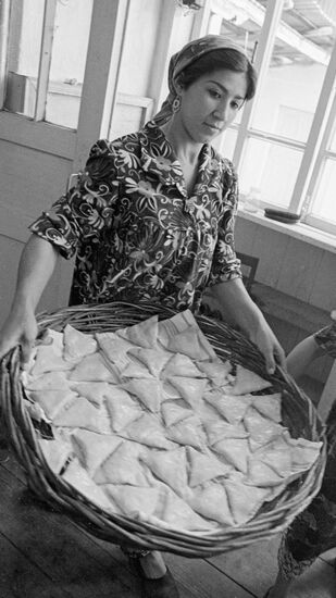 WOMAN BASKET SAMBUSA