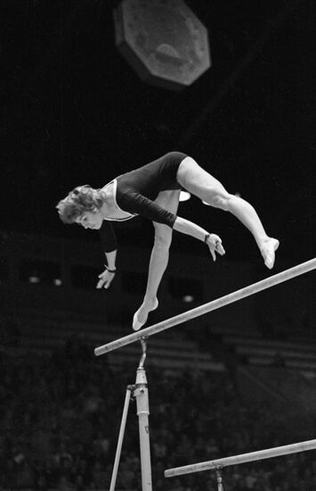 LARISA LATYNINA PERFORMANCE BARS