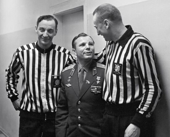 GAGARIN ADAMEC ISOTALLA BREAK ICE HOCKEY MATCH U.S.S.R.-CANADA