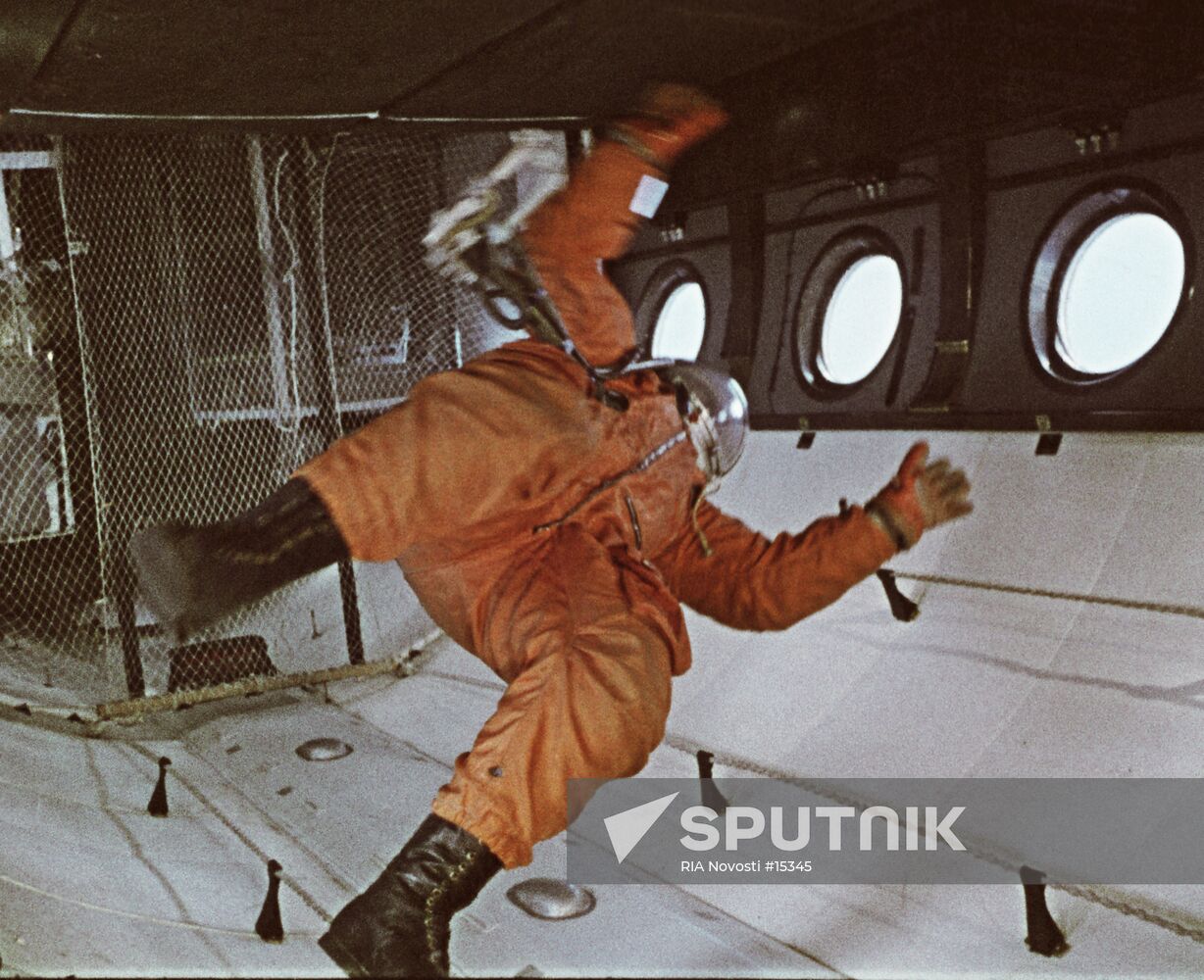 COSMONAUT ZERO GRAVITY 