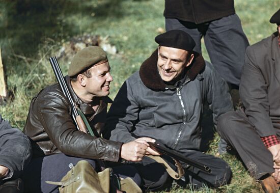 COSMONAUTS GAGARIN KOMAROV HUNTING
