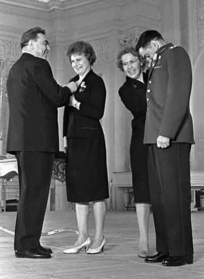 BREZHNEV AWARDS COSMONAUTS TERESHKOVA BYKOVSKY