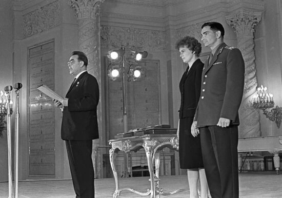 BREZHNEV AWARDS COSMONAUTS TERESHKOVA BYKOVSKY