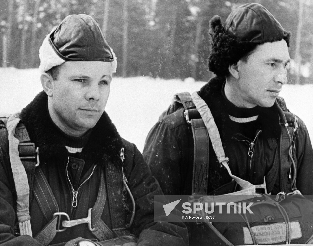 Gagarin and Belyayev at parachute classes 