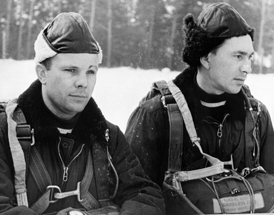 Gagarin and Belyayev at parachute classes 