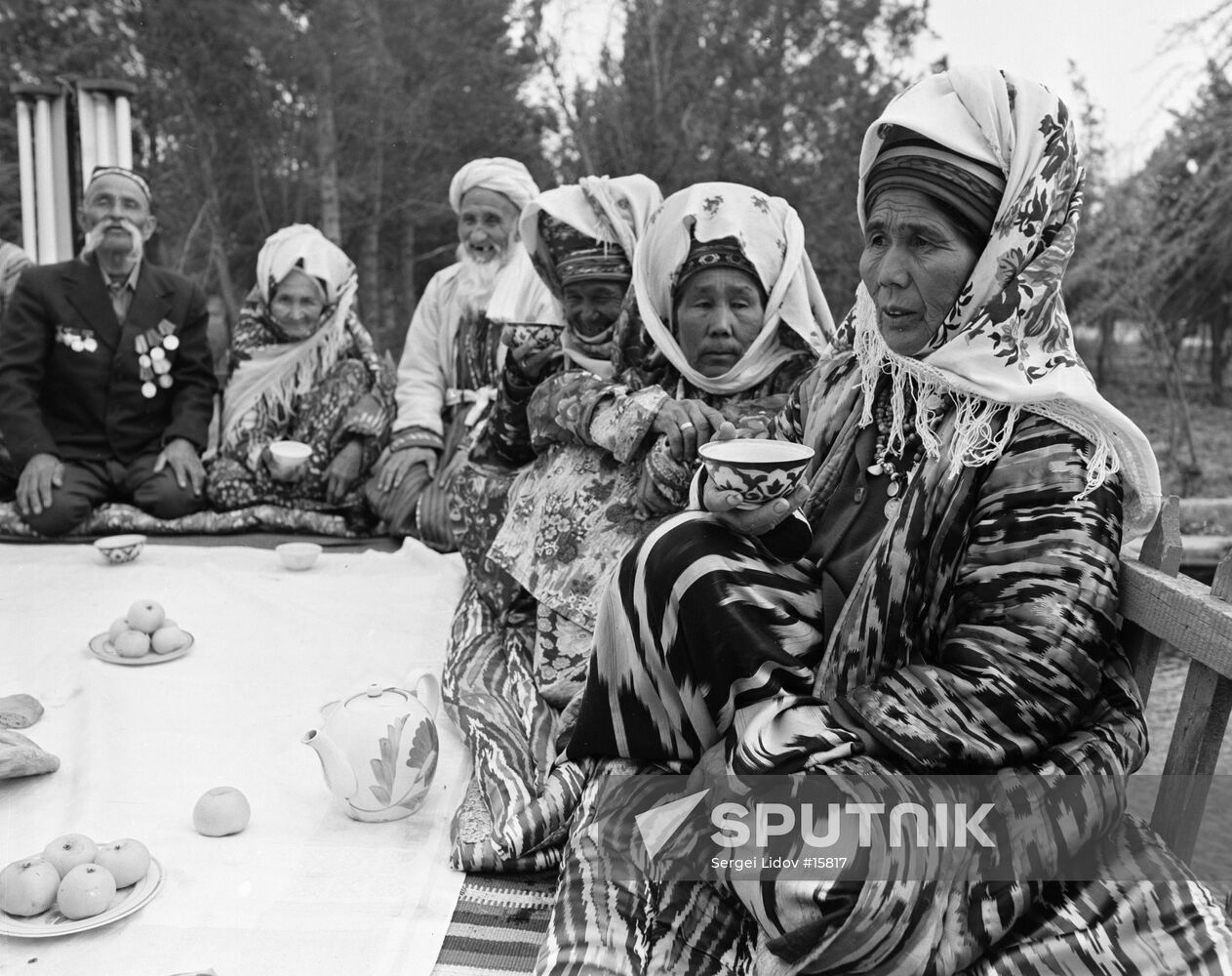 UZBEKISTAN ELDERLY PEOPLE TEA DRINKING ETHNIC CLOTHES 