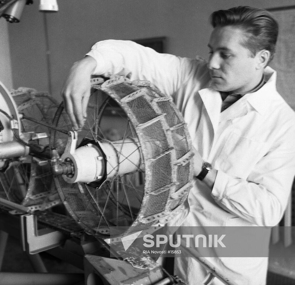 LUNOKHOD-I FIXING WHEELS