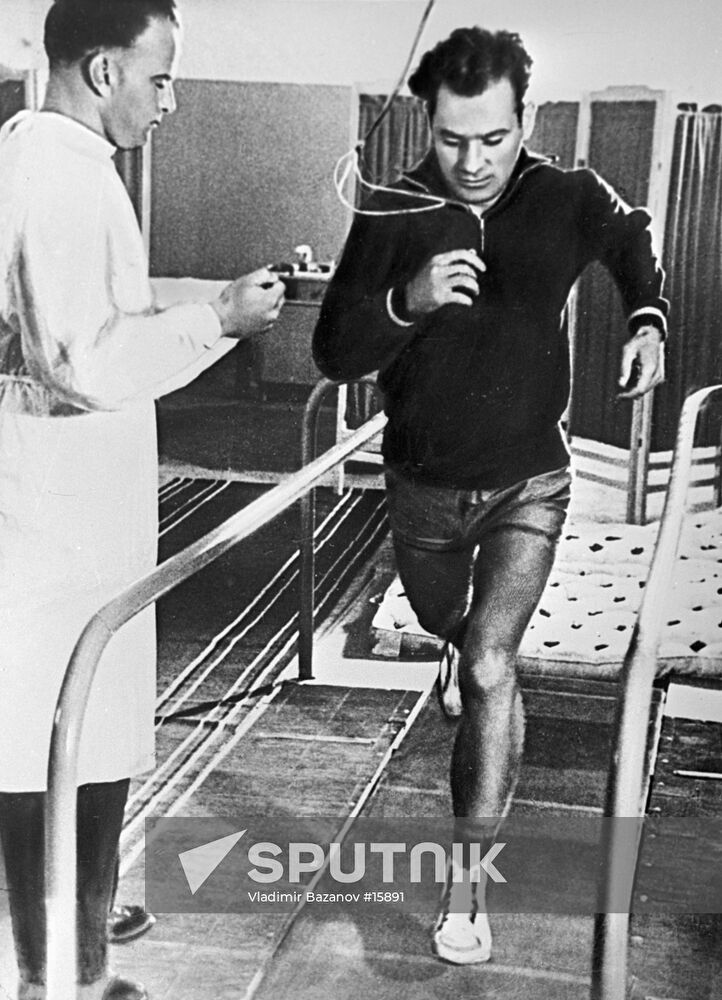 HERMAN TITOV EXERCISING TREADMILL DOCTOR