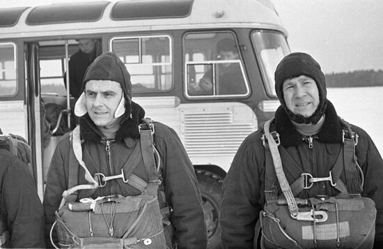 Komarov and Leonov before parachute jumping
