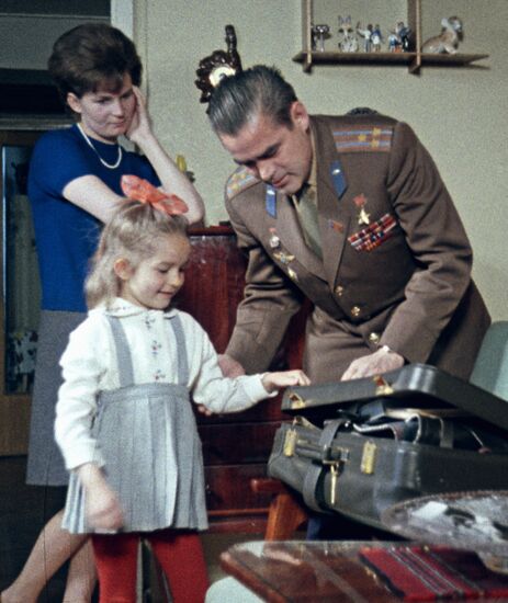 NIKOLAYEV TERESKOVA DAUGHTER PACKING