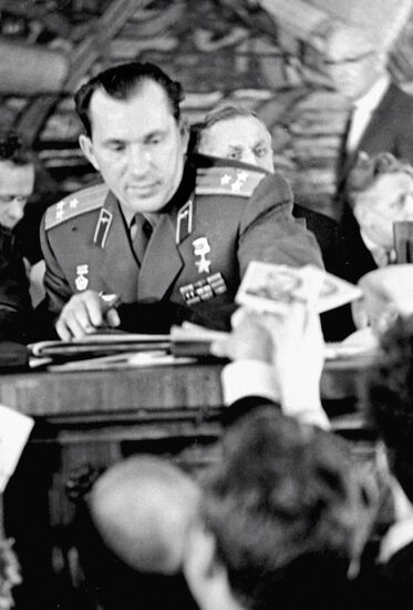 Belyayev giving autographs in the Moscow State University 