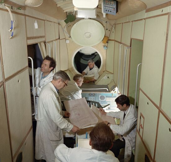 SALYUT STATION ASSEMBLY OPERATIONS