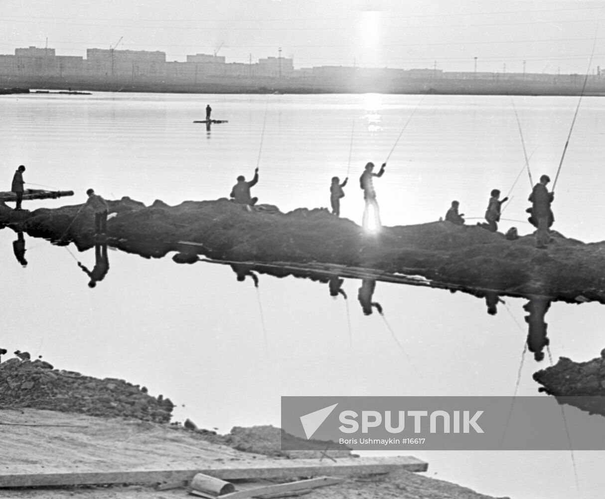 SEA ESTUARY FISHERMEN 