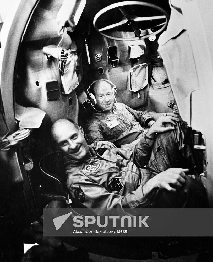 Cosmonaut Leonov and astronaut Stafford in training 