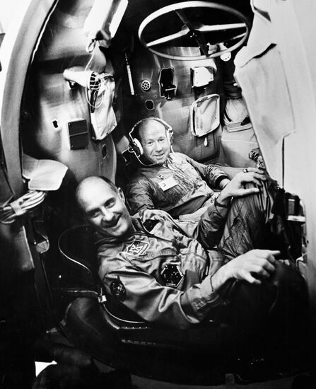 Cosmonaut Leonov and astronaut Stafford in training 
