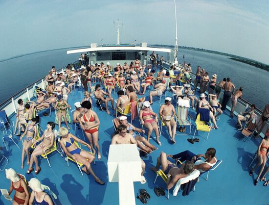 VACATIONISTS MOTOR SHIP DNIEPER