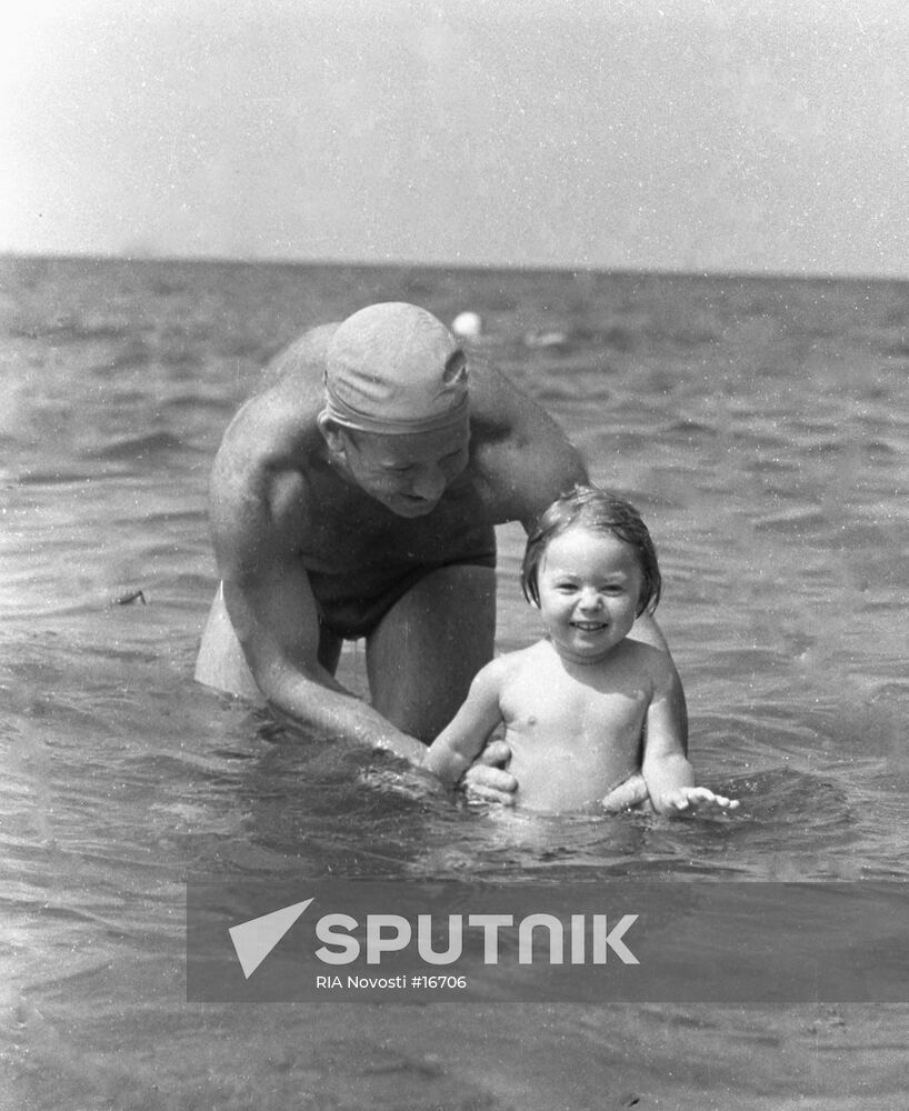 Cosmonaut Leonov bathing with daughter Vika in the Back Sea 