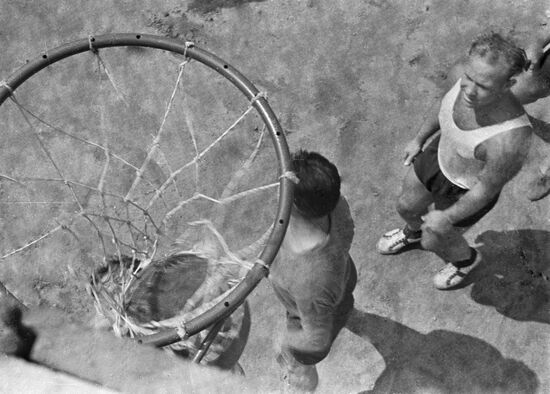 Cosmonaut Leonov playing basketball 