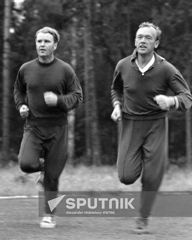 Vladimir Shatalov and Alexei Yeliseyev during training session