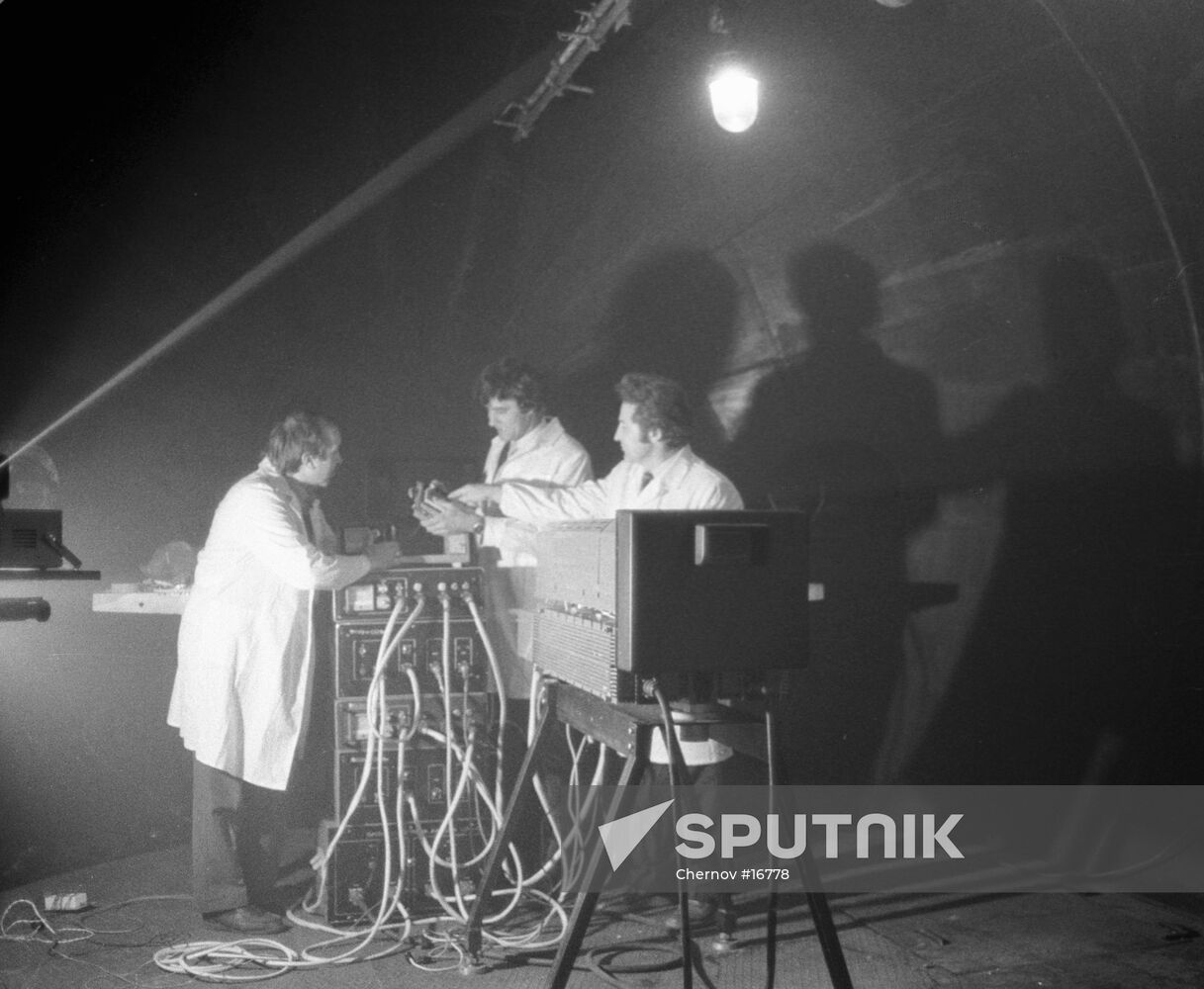 SCIENTISTS TESTS AEROSOL CHAMBER