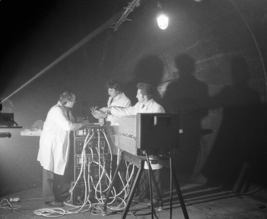 SCIENTISTS TESTS AEROSOL CHAMBER