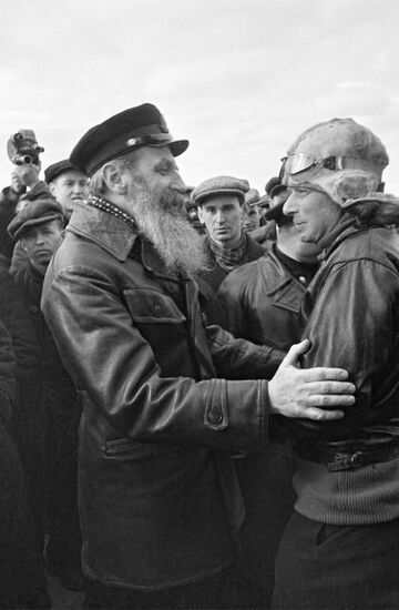 SCHMIDT MEETING CHELYUSKIN EXPEDITION