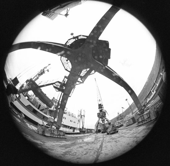 UNLOADING FREIGHT MAGADAN