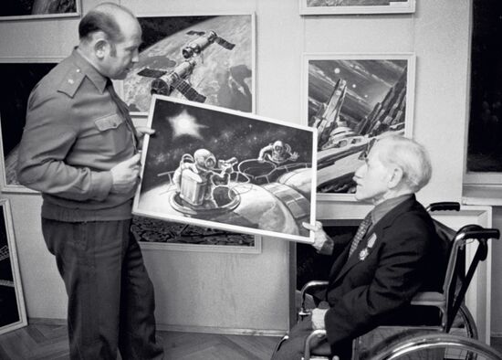 Writer Dyson Carter visits Cosmonaut Alexei Leonov 