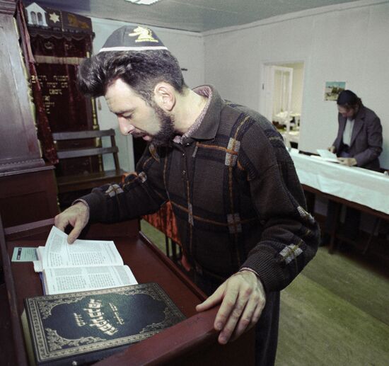 RABBI SYNAGOGUE TORAH READING
