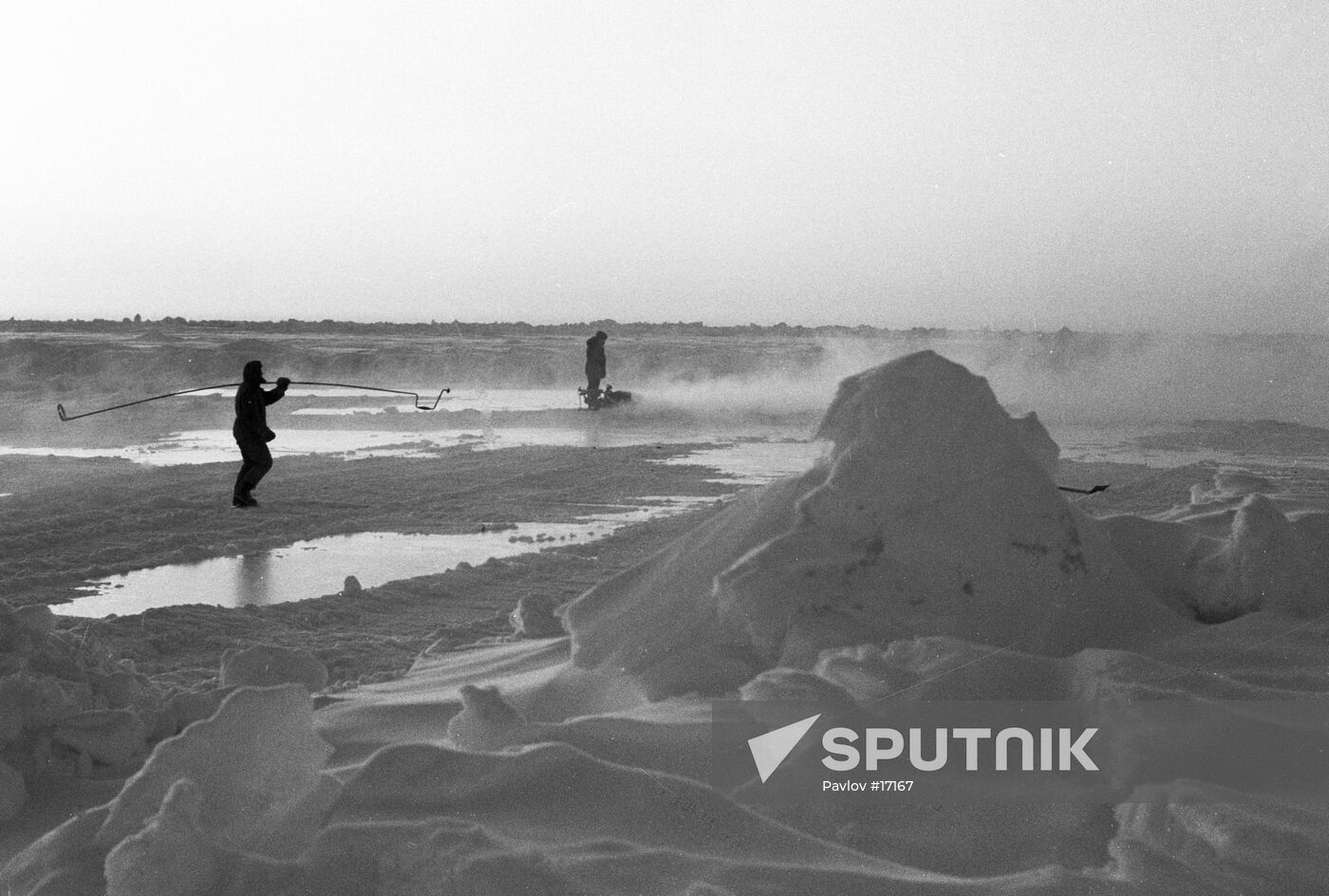 NORTH POLE-28 POLAR EXPLORERS RUNWAY FREEZING