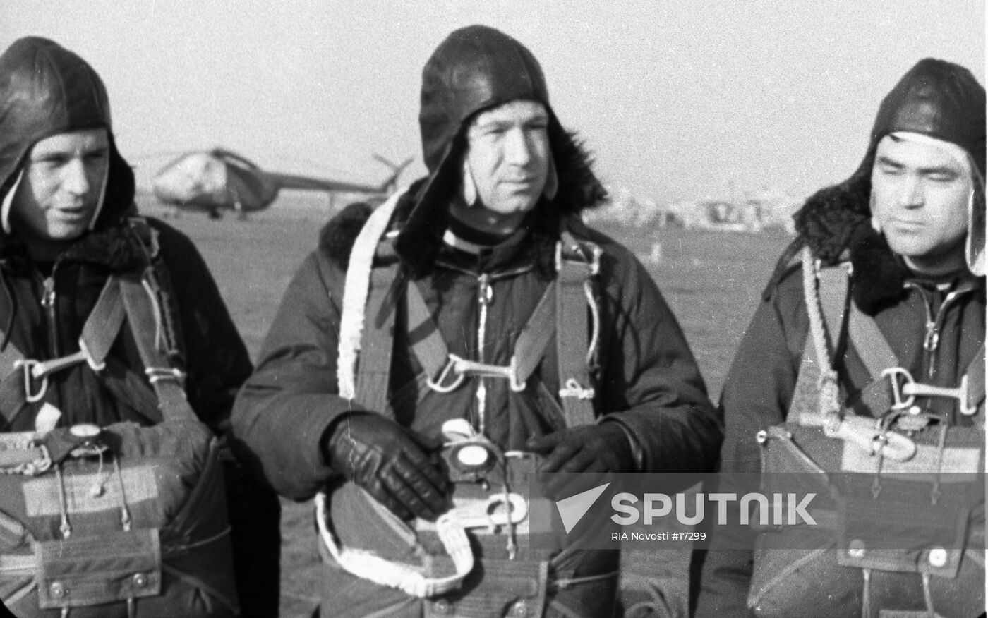 COSMONAUTS TRAINING SESSION