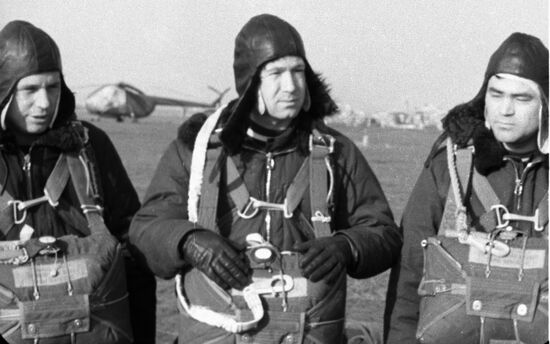 COSMONAUTS TRAINING SESSION