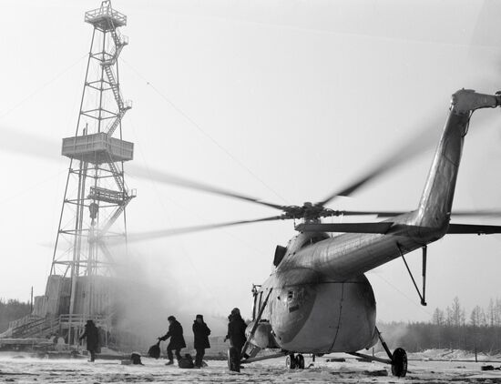 HELICOPTER OIL RIG PROSPECTORS