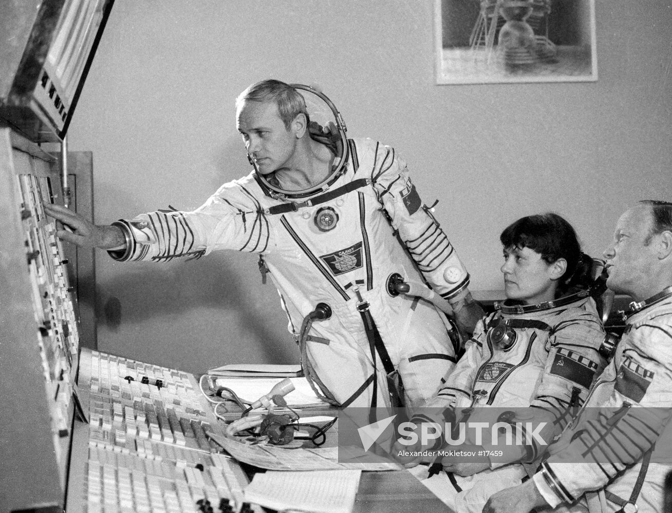 DZHANIBEKOV SAVITSKAYA VOLK SOYUZ T-12