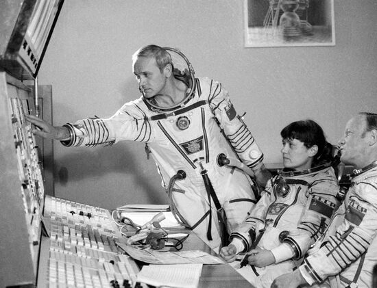 DZHANIBEKOV SAVITSKAYA VOLK SOYUZ T-12