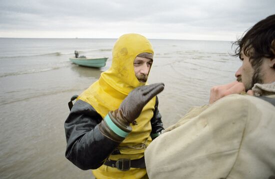 DIVER WHITE SEA ENVIRONMENTAL CATASTROPHE 