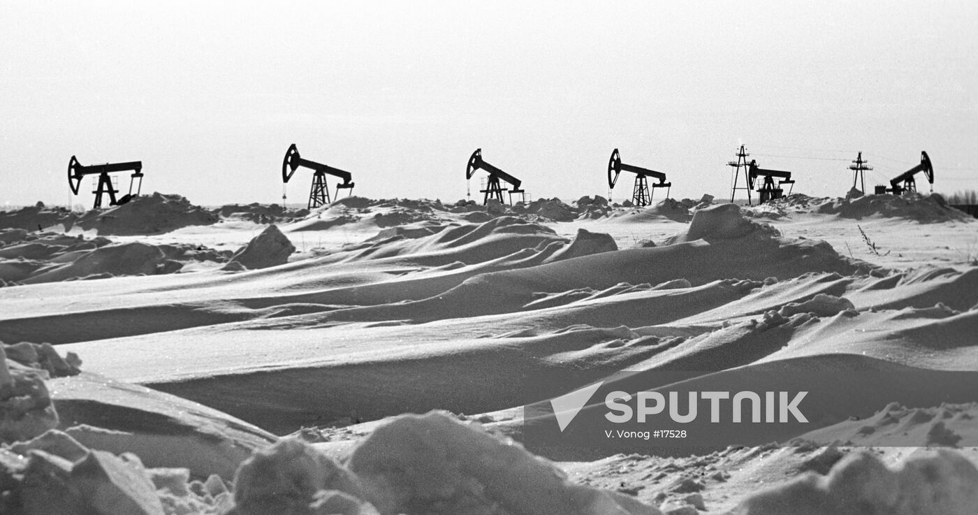 OIL FIELD DERRICKS