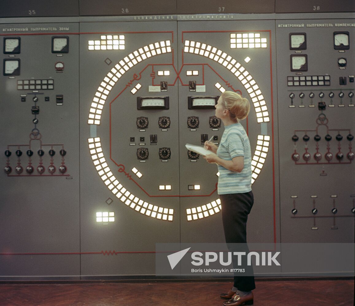 CONTROL CONSOLE SYNCHROPHASOTRON 