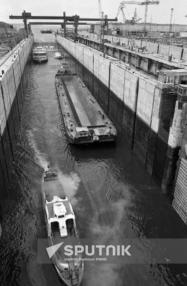 VESSELS PILOTING LOCK HYDROPOWER STATION