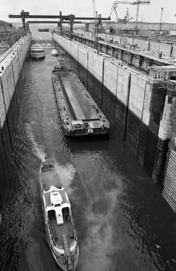 VESSELS PILOTING LOCK HYDROPOWER STATION