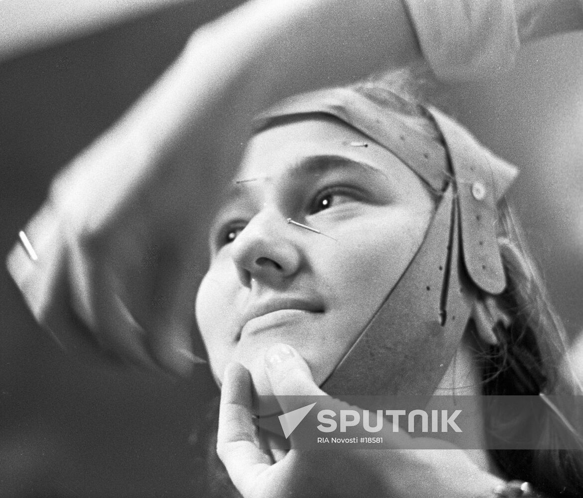 WOMAN ACUPUNCTURE