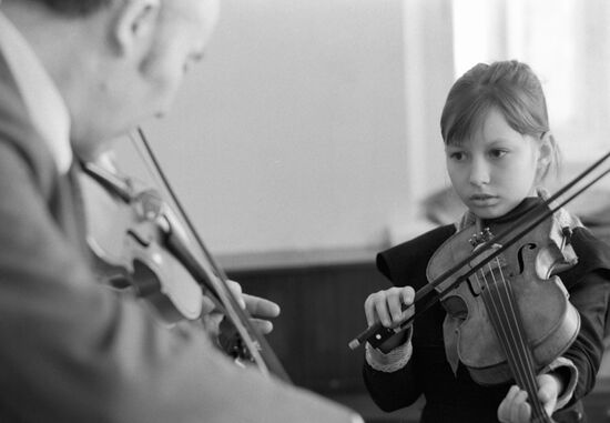 CLUB YOUNG VIOLIN PLAYERS