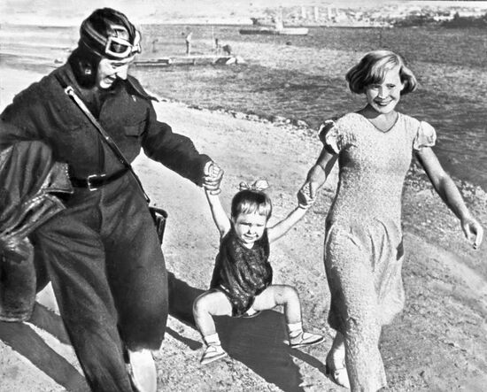 PILOT UNIFORM WALK WIFE DAUGHTER GAME