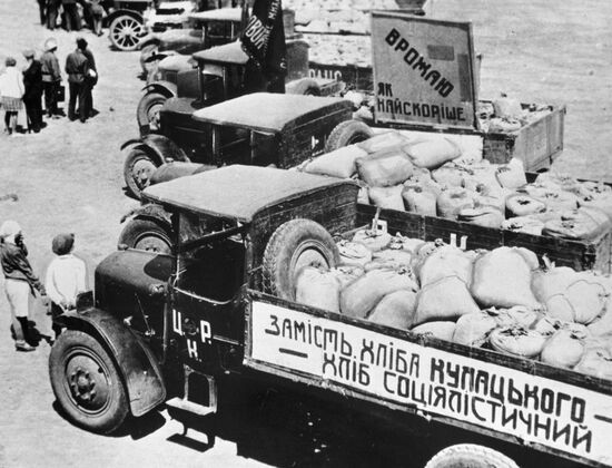 UKRAINE FAMINE LORRIES SACKS GRAIN 