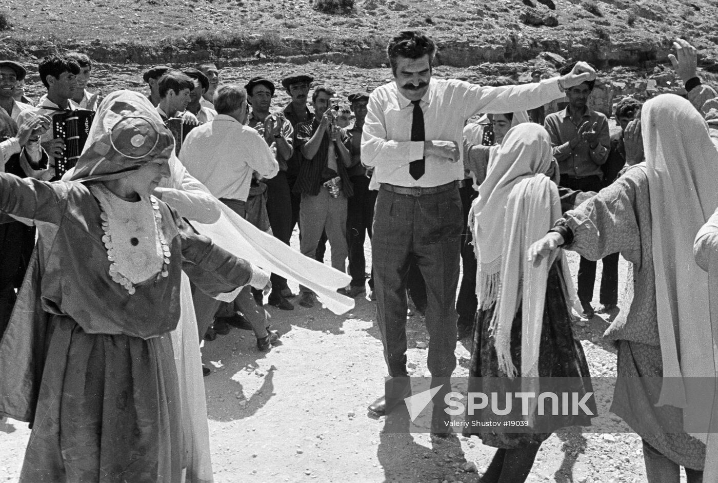FRENKEL DANCE VILLAGE VILLAGERS
