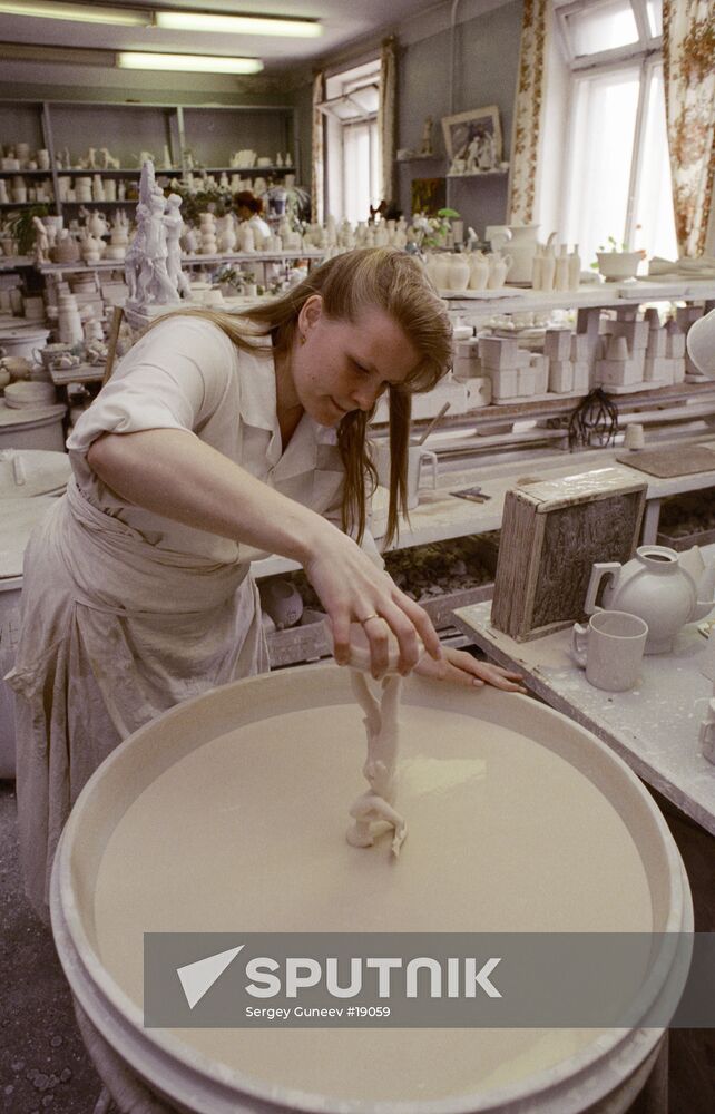 SOUVENIRS PRODUCTION FACTORY PORCELAIN